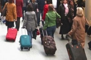 După Germania, românii se duc în Marea Britanie la munca câmpului: un zbor cu 150 de persoane va ateriza azi la Stansted