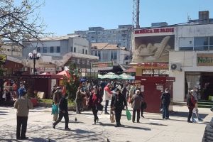 FOTO/ Cetăţenii, rugaţi să stea acasă. Mesajele de distanţare socială sunt ignorate