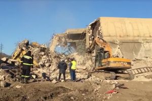FOTO/VIDEO. Muncitorii îngropaţi sub tone de moloz au fost găsiţi decedaţi