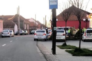 Patrulă de poliţie atacată cu toporul într-un sat din Bihor. Un mascat a fost rănit, agresorul a fost reţinut