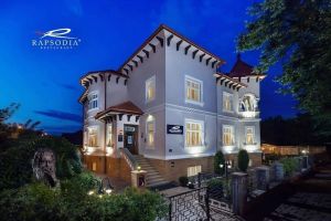 Restaurantul Rapsodia face angajări