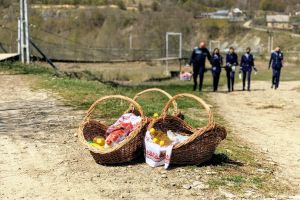 Galerie Foto: Bunici izolaţi din Năruja şi Negrileşti, vizitaţi de poliţişti