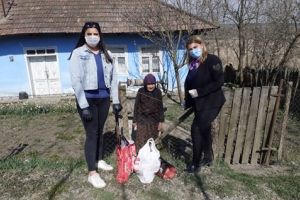 FOTO Campania „Ajutaţi un bunic”, la Dorohoi. Zeci de persoane s-au mobilizat pentru a-i ajuta pe vârstnici. „Mi-au dat lacrimile”