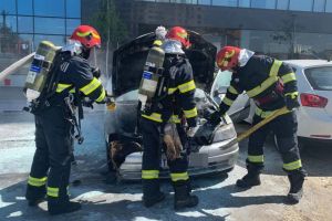 Maşină cuprinsă de flăcări în parcare, la Timişoara