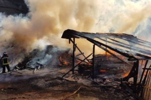 UPDATE: FOTO. INCENDIU la Mănăstirea Râmeţ. Acesta se manifestă pe o suprafaţă de 500mp. Pompierilor li s-au alăturat Grupa Operativă şi SVSU Teiuş