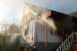 FOTO| INCENDIU la o locuinţă din Pănade. A luat foc mobilierul dintr-o cameră. Intervin pompierii Blaj