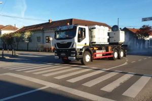 FOTO, VIDEO| Măsură nouă împotriva COVID-19 la Alba Iulia: Un atomizator de pulverizare, de mare capacitate, dezinfectează întreg municipiul
