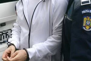 A bătut şi jefuit un bihorean în propria casă, iar pe altul l-a tâlhărit în stradă. Agresorul a fost prins după o lună