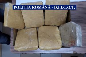DIICOT: Barbati, retinuti pentru trafic de droguri. Marfa, achizitionata din Turcia si vanduta in Capitala