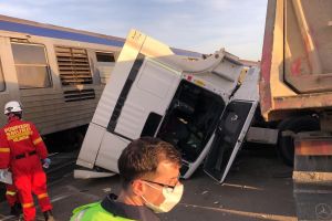 FOTO Trenul Dorohoi – Iaşi a izbit din plin un camion. Patru persoane au primit îngrijiri medicale
