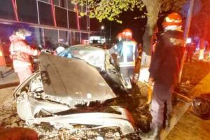FOTO| ACCIDENT rutier GRAV în faţă la Alba Mall: O persoană rănită a fost transportata la UPU Alba cu leziuni la mâini şi picioare