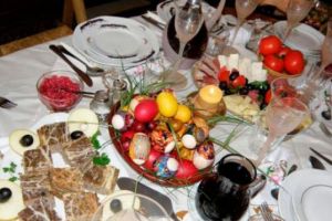 Unul din zece români nu va respecta limitările impuse de autorităţi şi va petrece Paştele în deplasare – studiu