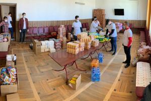 Pachete de Paşte pentru bătrâni, veterani de război şi familii nevoiaşe, distribuite de ...
