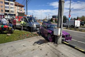 S-a proptit cu BMW-ul într-un stâlp