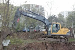 Grădinile de La Terenuri distruse cu excavatorul pentru blocuri într-un Mănăştur deja inghesuit