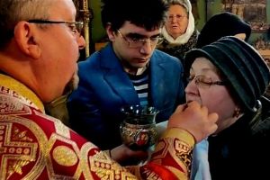 Un preot a livrat enoriaşilor „sfântul COVID” – Peste 200 de oameni băgaţi în izolare