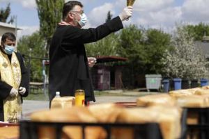 Bisericile din Sibiu au început să distribuie Sfintele „Paşti”- Cum primim pâinea sfinţită în izolare