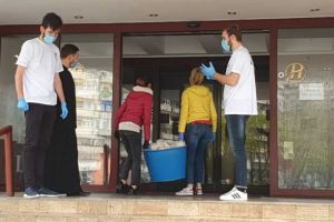FOTO, VIDEO| Paşti pentru carantinaţii de la Hotel Cetate. Acţiune a voluntarilor Ascor din Alba Iulia