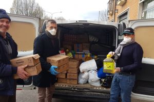 FOTO. Asociaţia românilor din Torino a distribuit alimente mamelor cu copii