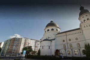 Sesizare de pe Mihai Viteazul – Voluntarii bisericii au intrat în scări şi au sunat la uşi ca să lase Sfintele Paşti