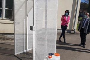 FOTO: Tunel dezinfectant donat de primarul şi viceprimarul unui oraş mureşean!