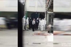 VIDEO: Cadavru abandonat în mijlocul unei curţi de pe 9 Mai – Sibianul nu a putut fi resuscitat – Vecinii sunt revoltaţi