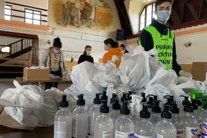 FOTO Locuitorii din Cristian au primit produse pentru îngrijire
