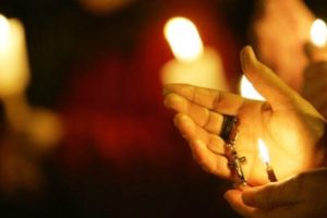 Preoţii din Vrancea, sfaturi de Paşte: „Rămâneţi în case!”. Voluntarii vor aprinde lumânări la morminte
