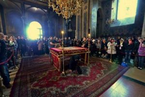 Trecerea pe sub masa, în Vinerea Mare: Ce semnificaţie are gestul trecerii pe sub Sfântul Epitaf