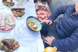 FOTO Pomană cu 20 de persoane în plină pandemie. Organizatorul s-a lăudat pe Facebook