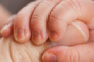 Mama din Ocna de Fier, infectată cu coronavirus la Maternitatea Odobescu, a fost vindecată la Caransebeş