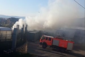 Incendiu la o magazie pe strada Bobâlna din Braşov VIDEO