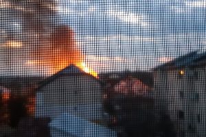 FOTO Imagini incredibile! Acoperişul unui bloc din judeţul Botoşani, cuprins de flăcări în Vinerea Mare