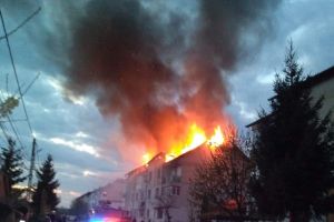 FOTO Opt maşini de pompieri s-au deplasat la incendiul care a cuprins două scări de bloc. Nouă persoane au fost evacuate
