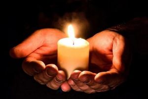 Lumina Sfântă nu se mai aduce la Suceava. Sucevenii, sfătuiţi să aprindă candela de acasă