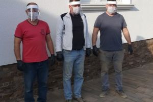 Voluntari cu măşti şi viziere duc pască sfinţită la casele ortodocşilor din Spermezeu