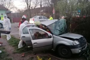 FOTO: Un şofer care a intrat cu maşina în stâlp la Periş, în stare foarte gravă