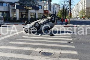 Imagini de la eveniment: Accident grav la Casa de Cultura din Constanta. O masina s-a rasturnat (galerie foto) 