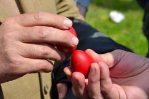 Tradiţii din Maramureş: Cum trebuie ciocnite ouăle în prima zi de Paşti