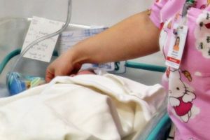 Bebeluş cu o formă medie de COVID-19 la Maternitatea Bega din Timişoara. Două mame şi-ar putea petrece Paştele acasă