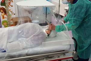 Dispozitiv complex pentru protecţia medicilor, realizat de Sepia Print Bistriţa