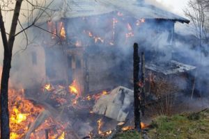 (VIDEO) INCENDIU DEVASTATOR LA DÂMBOVICIOARA