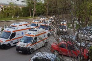FOTO Dureros! Opt ambulanţe la Infecţioase, pline cu pacienţi pentru a fi consultaţi. Medic: Am alergat cât am putut şi am încercat să rezolv cât mai repede fiecare caz