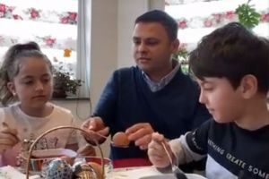 Deputatul Daniel Suciu a vopsit ouă alături de copiii săi. ”Suntem pregătiţi să stăm acasă” (VIDEO)
