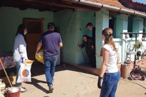 Pachete de Paşti de la voluntari pentru peste 200 de familii din Banat: „Am găsit oameni bătrâni care ne-au întâmpinat plângând”