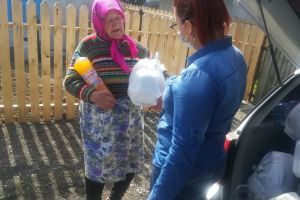 FOTO Pachete cu cozonac, pască, friptură şi sărmăluţe pentru bătrânii şi nevoiaşii dintr-o comună din Botoşani