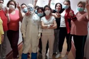 Trei asistente medicale din Vatra Dornei au venit voluntar, de acum 20 de zile, în secţia ...