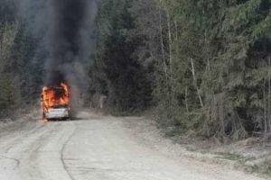 FOTO, VIDEO| Incendiu PUTERNIC la un autobuz care transporta muncitori la uzina Cupru Min din Apuseni