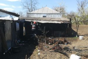 FOTO Incendiu stins de doi pompieri aflaţi în timpul liber. „Am ştiut că ceva nu e în regulă”