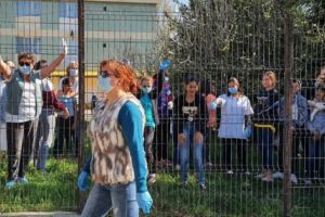 DESPĂRŢIŢI DE UN GARD, ŞI-AU VIZITAT COLEGII DIN CARANTINĂ